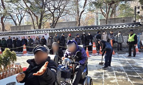 지난 13일 배식을 받기 위해 줄을 선 어르신들[원각사무료급식소(사회복지각) 제공. 재판매 및 DB 금지]