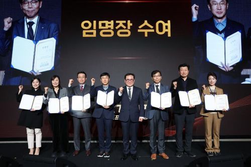 임명장 수여한 이승원 한국프로탁구연맹 총재(중앙)[한국프로탁구연맹 제공. 재판매 및 DB 금지]