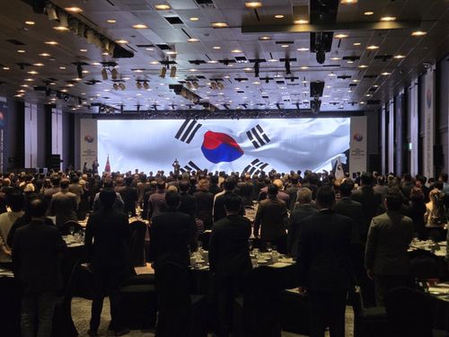 '2025 세계한인회장대회' 개막식(서울=연합뉴스) 지난해 9월 29일 서울 광진구 그랜드워커힐서울 호텔에서 열린 '2025 세계한인회장대회' 개막식에서 67개국 한인회장과 대륙별 한인회총연합회 임원 등 370여 명이 애국가를 제창하고 있다. [재외동포청 제공]