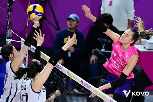 공격하는 흥국생명의 레베카(오른쪽)[한국배구연맹 제공. 재판매 및 DB 금지]