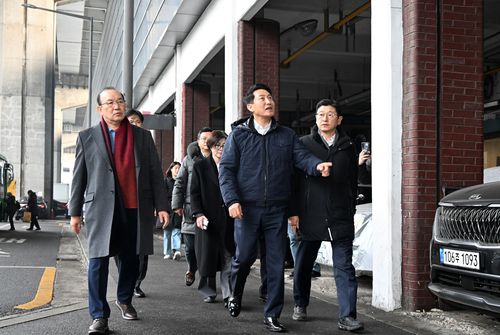 오세훈 시장, 강북횡단 지하고속도로 사업 계획 점검오세훈 서울시장이 15일 서대문구 홍은사거리에서 강북횡단 지하고속도로 사업 계획을 점검하고 있다.