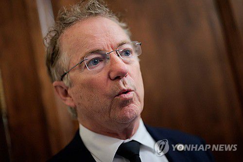 군사행동 제한 결의안 공동발의한 공화당 랜드 폴 의원 (워싱턴DC 게티이미지 AFP=연합뉴스) 2026년 1월 14일 미국 연방상원에서 논의되던 베네수엘라 상대 군사행동 제한 결의안의 통과가 무산된 후 이 결의안을 민주당 의원 3명과 함께 공동발의했던 공화당 소속 랜드 폴(켄터키) 의원이 기자들과 얘기하고 있다. (Photo by Heather Diehl / GETTY IMAGES NORTH AMERICA / Getty Images via AFP) 2026.1.15.