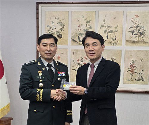 헌혈증 전달하는 이중구 대령[강원도 제공.재판매 및 DB 금지]