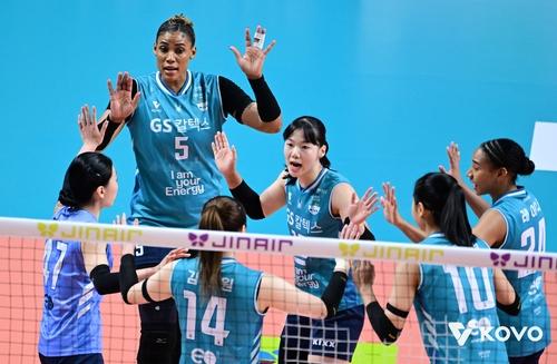 실바의 득점 후 기뻐하는 GS칼텍스[한국배구연맹 제공. 재판매 및 DB 금지]