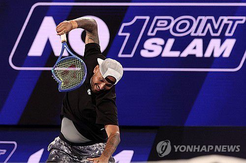1포인트 슬램에서 탈락한 뒤 라켓을 코트 바닥에 내리치는 키리오스. [AFP=연합뉴스]