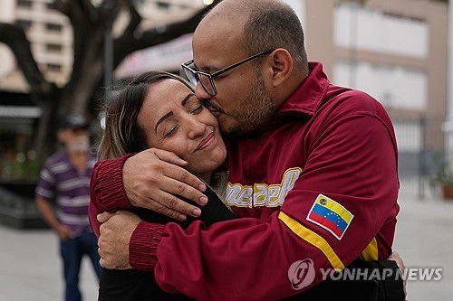 14일(현지시간) 1년여 만에 석방된 베네수엘라 언론인 카를로스 훌리오 로하스(오른쪽)[카라카스 AP=연합뉴스. 재판매 및 DB 금지]