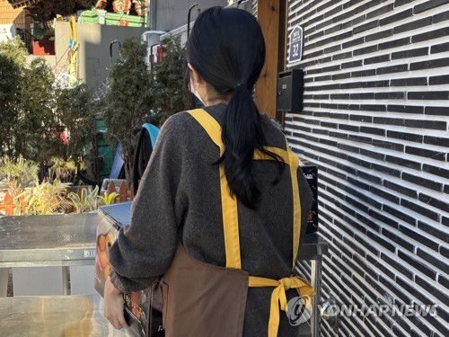 후식으로 나갈 귤 박스 옮기기(서울=연합뉴스) 이진주 인턴기자 = 지난 13일 서울 종로구 원각사 무료급식소에서 귤 박스를 옮기고 있다. 2026.01.15