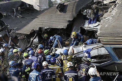 '32명 사망' 태국 열차 사고 현장[EPA=연합뉴스. 재판매 및 DB 금지]