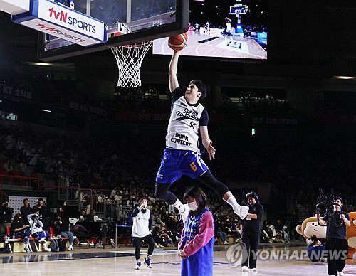 덩크슛 콘테스트 우승 조준희(부산=연합뉴스) 강선배 기자 = 19일 부산 사직체육관에서 열린 2024-2025 KCC 프로농구 올스타전 덩크슛 콘테스트 결승에서 우승한 조준희(삼성)가 덩크슛하고 있다. 2025.1.19 sbkang@yna.co.kr