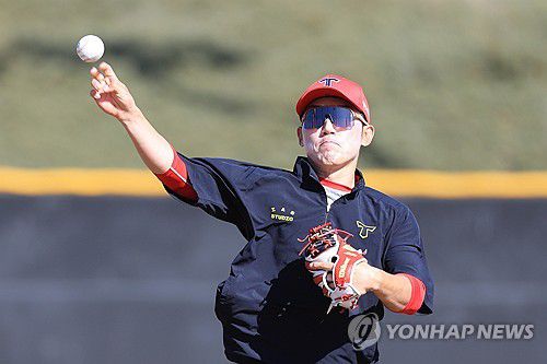캐치볼하는 서건창(어바인[미국 캘리포니아주]=연합뉴스) 신현우 기자 = KIA 타이거즈 내야수 서건창이 10일(현지시간) 미국 캘리포니아주 어바인 그레이트 파크 베이스볼 콤플렉스에서 열린 1차 스프링캠프에서 캐치볼을 하고 있다. 2025.2.11 nowwego@yna.co.kr