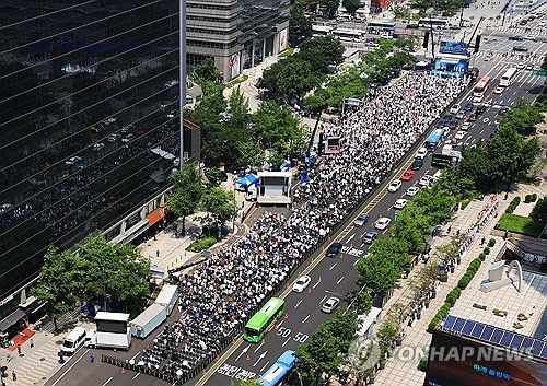 사랑제일교회, 도심서 대규모 연합예배(서울=연합뉴스) 최재구 기자 = 1일 서울 광화문 사거리 주변에서 사랑제일교회 전국주일연합예배가 열리고 있다. 2025.6.1 jjaeck9@yna.co.kr