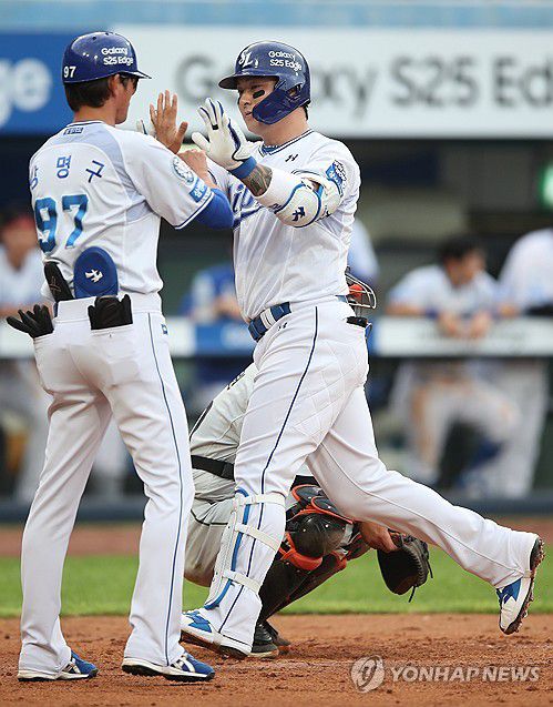 '솔로홈런'(대구=연합뉴스) 김현태 기자 = 25일 대구 삼성라이온즈파크에서 열린 2025 프로야구 한화 이글스와 삼성 라이온즈의 경기. 3회 말 무사 상황에서 타석에 선 삼성 박병호가 솔로 홈런을 친 후 홈으로 들어오며 기뻐하고 있다. 2025.6.25 mtkht@yna.co.kr