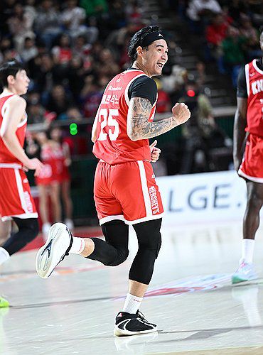 득점 후 기뻐하는 SK 톨렌티노(서울=연합뉴스) 10일 서울 송파구 잠실학생체육관에서 열린 2025-2026 KBL 프로농구 서울SK와 수원KT의 경기. SK 톨렌티노가 득점 후 기뻐하고 있다. 2026.1.10 [KBL 제공. 재판매 및 DB 금지] photo@yna.co.kr