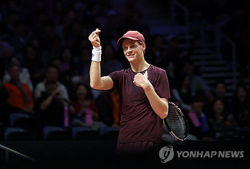 신네르, 팬들에게 손하트(인천=연합뉴스) 신준희 기자 = 10일 인천 인스파이어 아레나에서 열린 현대카드 슈퍼매치14.      이탈리아 얀니크 신네르가 스페인 카를로스 알카라스를 상대로 경기를 펼치던 중 팬들에게 손하트를 보내고 있다. 2026.1.10 hama@yna.co.kr