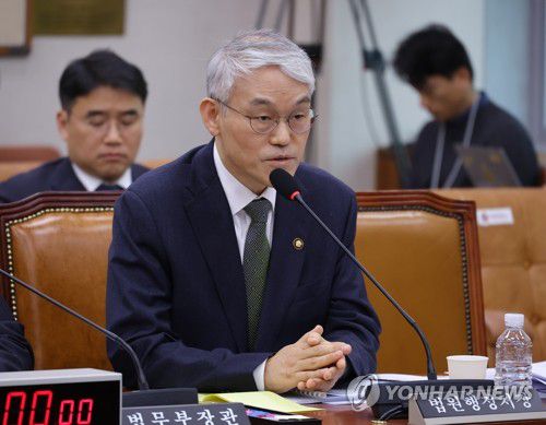 질의에 답하는 천대엽 법원행정처장(서울=연합뉴스) 황광모 기자 = 천대엽 법원행정처장이 12일 서울 여의도 국회에서 열린 법제사법위원회 전체회의에서 종합특검법 관련 질의에 답하고 있다. 2026.1.12 hkmpooh@yna.co.kr