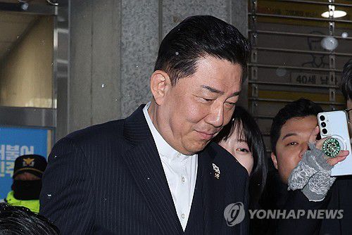 윤리심판원에서 소명 마친 김병기 의원(서울=연합뉴스) 이동해 기자 = 공천헌금 수수 등 각종 비위 의혹을 받는 더불어민주당 김병기 의원이 12일 서울 여의도 중앙당사에서 열린 윤리심판원 회의에 출석해 소명을 마친 뒤 당사를 나서고 있다. 2026.1.12 eastsea@yna.co.kr