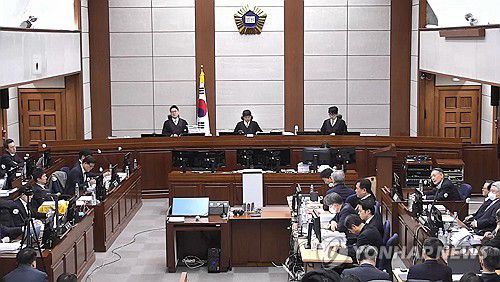 결심공판 최후진술하는 윤석열(서울=연합뉴스) 12·3 비상계엄 관련 내란 우두머리 혐의로 기소된 윤석열 전 대통령(오른쪽)이 지난 13일 서울 서초구 서울중앙지방법원 417호 형사대법정에서 열린 내란 우두머리 혐의 결심공판에서 최후진술하고 있다. 2026.1.14 [서울중앙지법 제공. 재판매 및 DB 금지] photo@yna.co.kr