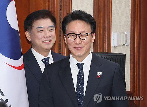 국가정책조정회의 참석하는 김민석 총리(서울=연합뉴스) 이정훈 기자 = 김민석 국무총리가 15일 서울 종로구 정부서울청사에서 열린 국가정책조정회의에 참석하고 있다. 왼쪽은 김병욱 청와대 정무비서관. 2026.1.15 uwg806@yna.co.kr