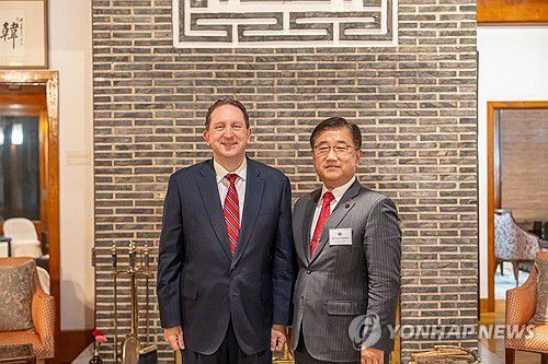 주한미대사관, 대통령경호처 초청 리셉션 개최(서울=연합뉴스) 대통령경호처는 주한미대사관이 '경주 APEC 정상회의' 기간 중 국빈 방한한 도널드 트럼프 미국 대통령 경호협력에 대한 감사의 뜻으로 지난 12일 미대사관저에서 리셉션을 개최했다고 15일 전했다.     리셉션에서 박관천 대통령경호처 정책관과 제임스 헬러 주한미국대사관 대사대리가 기념촬영을 하고 있다. 2026.1.15 [대통령경호처 제공. 재판매 및 DB 금지] photo@yna.co.kr