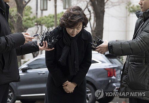 김경 시의원, 경찰 출석(서울=연합뉴스) 윤동진 기자 = 무소속(전 더불어민주당) 강선우 의원에게 '공천헌금' 1억원을 전달한 혐의를 받는 김경 서울시의원이 피의자 신분으로 조사를 받기 위해 15일 서울경찰청 공공범죄수사대로 출석하며 인사를 하고 있다. 2026.1.15 mon@yna.co.kr