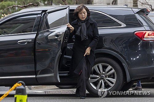 김경 시의원, 경찰 출석(서울=연합뉴스) 윤동진 기자 = 무소속(전 더불어민주당) 강선우 의원에게 '공천헌금' 1억원을 전달한 혐의를 받는 김경 서울시의원이 피의자 신분으로 조사를 받기 위해 15일 서울경찰청 공공범죄수사대로 출석하고 있다. 2026.1.15 mon@yna.co.kr