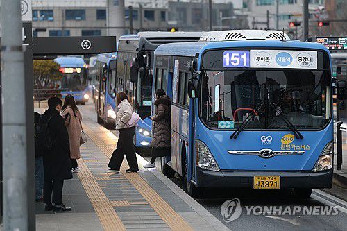 서울시내버스 파업 이틀만에 협상 타결…오늘 첫차부터 정상화(서울=연합뉴스) 서대연 기자 = 서울 시내버스 노사의 임금·단체협약(임단협) 협상이 파업 이틀 만에 타결된 다음 날인 15일 서울역버스환승센터에 시민들이 버스를 기다리고 있다. 2026.1.15 dwise@yna.co.kr