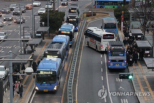 서울시내버스 파업 종료로 정상운행(서울=연합뉴스) 서대연 기자 = 서울 시내버스 노사의 임금·단체협약(임단협) 협상이 파업 이틀 만에 타결된 다음 날인 15일 서울역버스환승센터에 버스들이 줄지어 이동하고 있다. 2026.1.15 dwise@yna.co.kr