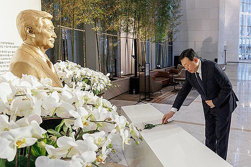 신격호 창업주 흉상에 헌화하는 신동빈 롯데 회장(서울=연합뉴스) 신동빈 롯데 회장이 15일 롯데월드타워 1층 위치한 신격호 롯데 창업주 흉상에 헌화하고 있다.     롯데는 2026년 상반기 VCM에 앞서 신 창업주 서거 6주기를 추모하며 경영철학과 창업정신을 되새기는 시간을 가졌다고 밝혔다. 2026.1.15. [롯데 제공. 재판매 및 DB 금지] photo@yna.co.kr