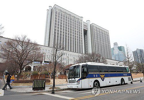윤석열 체포방해 1심 선고 하루 앞으로(서울=연합뉴스) 김성민 기자 = 윤석열 전 대통령의 특수공무집행방해, 범인도피교사, 직권남용 권리행사방해 혐의 사건 1심 선고를 하루 앞둔 15일 서울 서초구 서울중앙지방법원에 경찰 버스가 주차돼 있다. 2026.1.15 ksm7976@yna.co.kr