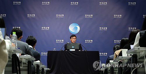기자간담회 하는 이창용 한국은행 총재(서울=연합뉴스) 이진욱 기자 = 이창용 한국은행 총재가 15일 서울 중구 한국은행에서 기자간담회를 하고 있다. 2026.1.15 [공동취재] cityboy@yna.co.kr