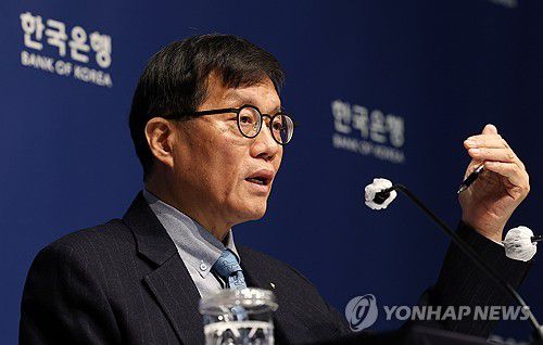기자간담회 하는 이창용 한국은행 총재(서울=연합뉴스) 이진욱 기자 = 이창용 한국은행 총재가 15일 서울 중구 한국은행에서 기자간담회를 하고 있다. 2026.1.15 [공동취재] cityboy@yna.co.kr