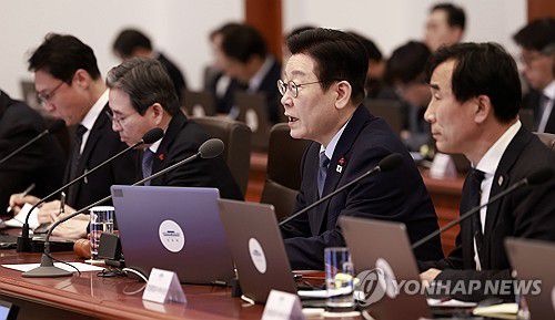 수석보좌관회의 발언하는 이재명 대통령(서울=연합뉴스) 김도훈 기자 = 이재명 대통령이 15일 청와대에서 열린 수석보좌관회의에서 발언하고 있다. 2026.1.15 [청와대통신사진기자단] superdoo82@yna.co.kr