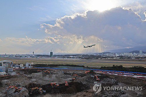 제주공공하수처리시설 2단계 공사 '한창'(제주=연합뉴스) 박지호 기자 = 15일 오전 제주시 도두동 제주공공하수처리시설 내 2단계 공사현장에서 중장비들이 작업을 하고 있다.      제주도 상하수도본부는 제주공공하수처리시설 현대화사업의 일환으로 지난해 11월 1단계 공사를 완료하고, 2027년을 목표로 2단계 공사에 집중하고 있다. 2026.1.15 jihopark@yna.co.kr