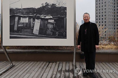 사진전 소개하는 박용만(서울=연합뉴스) 류효림 기자 = 박용만 전 두산그룹 회장이 15일 서울 중구 피크닉에서 열린 박용만 개인전 '휴먼 모먼트' 전시 기자간담회에서 전시 사진을 소개하고 있다. 2026.1.15 ryousanta@yna.co.kr