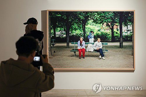 박용만 개인전 '휴먼 모먼트'(서울=연합뉴스) 류효림 기자 = 15일 서울 중구 피크닉에서 열린 박용만 개인전 '휴먼 모먼트' 전시 기자간담회에서 참석자들이 전시 사진을 살펴보고 있다. 2026.1.15 ryousanta@yna.co.kr