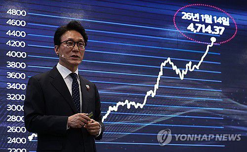 특별강연하는 김민석 총리(춘천=연합뉴스) 이진욱 기자 = 김민석 국무총리가 15일 강원도 춘천시 스카이컨벤션웨딩에서 열린 더불어민주당 강원도당 초청 'K-국정설명회'에 참석, 특별강연을 하고 있다. 2026.1.15 cityboy@yna.co.kr