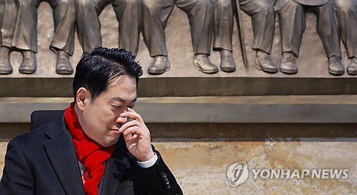 단식 돌입한 국민의힘 장동혁 대표(서울=연합뉴스) 신현우 기자 = 국민의힘 장동혁 대표가 15일 국회 로텐더홀에서 통일교의 정치권 로비 의혹, 공천헌금 의혹과 관련한 특검법 수용을 촉구하며 단식 농성하고 있다. 2026.1.15 nowwego@yna.co.kr