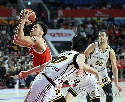 에디 다니엘, 모두 따돌리고(서울=연합뉴스) 류영석 기자 = 15일 서울 잠실학생체육관에서 열린 프로농구 2025-2026 KBL 서울 SK와 창원 LG의 경기.     SK 에디 다니엘이 돌파를 하고 있다. 2026.1.15 ondol@yna.co.kr