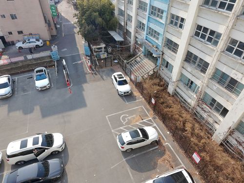 옛 대구 경신과학고 건물 앞터 주차장으로 활용 (대구=연합뉴스) 박세진 기자 = 15일 대구 중구 옛 경신정보과학고 건물 앞터가 유료 주차장으로 활용되고 있다. 2026.1.15 psjpsj@yna.co.kr