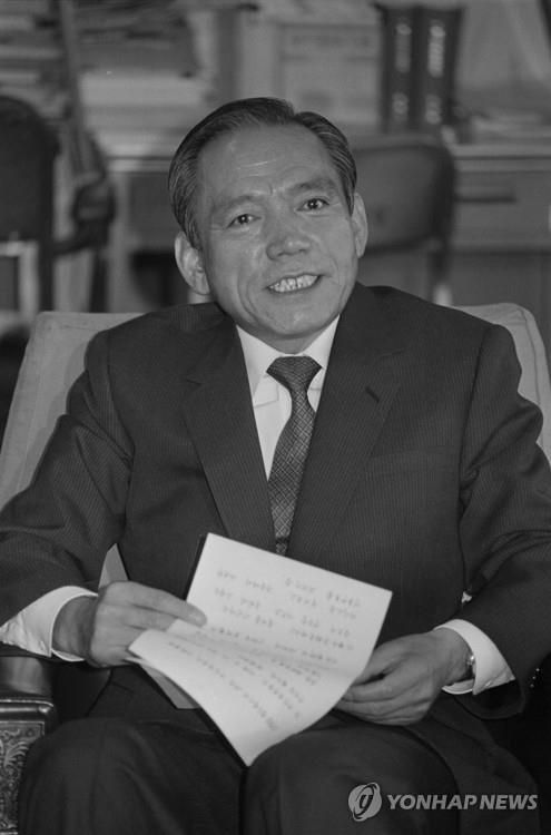 "박종철, 탁 치니 억 하고 죽었다"     (서울=연합뉴스) 1987년 서울대생 박종철군 고문치사 사건 수사 결과를 발표하는 강민창 치안본부장.