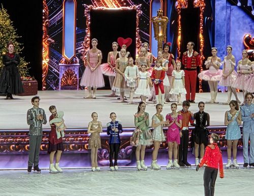 호두까기 인형 아이스쇼 공연 후 남편, 아기와 빙판 무대 선 트루소바[촬영 최인영]