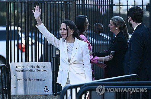 백악관에서 트럼프 대통령을 만나고 나오는 마차도[AFP 연합뉴스]