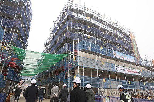 모습 드러낸 신축 전주실내체육관[촬영 : 김동철]