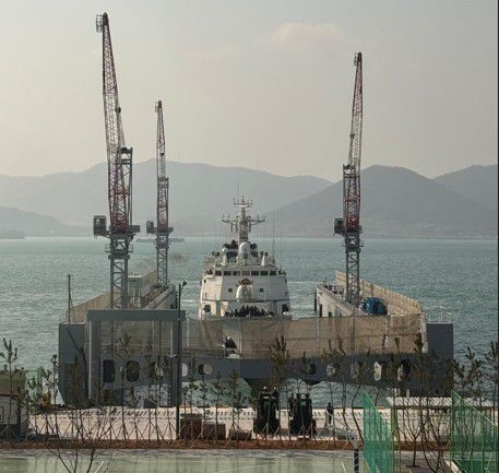 플로팅도크에 올려진 3천톤급 해경 함정 [해경정비창 제공·재판매 및 DB 금지]