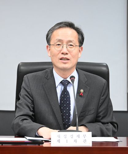 공공기관 투자집행 점검회의 주재하는 이형일 차관[재정경제부 제공. 재판매 및 DB 금지]