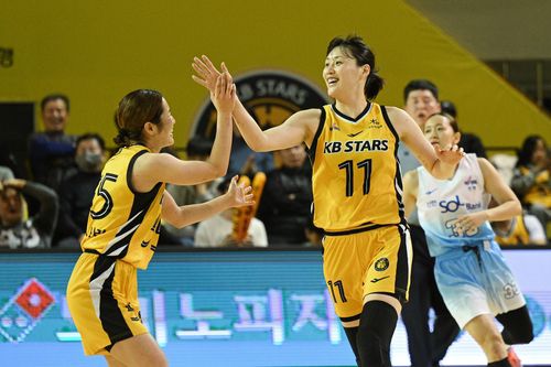 환호하는 강이슬(11)[WKBL 제공. 재판매 및 DB 금지]