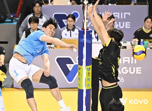 공격하는 대한항공의 김규민(왼쪽)[한국배구연맹 제공. 재판매 및 DB 금지]