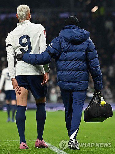 애스턴 빌라전에서 부상으로 교체되던 토트넘 히샤를리송[AFP=연합뉴스]