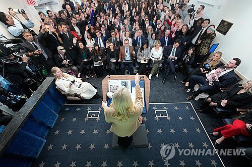 백악관 브리핑서 질문 받는 레빗 대변인[AP=연합뉴스 자료사진]