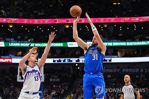 슛 던지는 톰프슨[AP=연합뉴스]